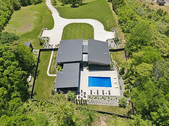 2nd image of 4160 Clovercroft Rd
