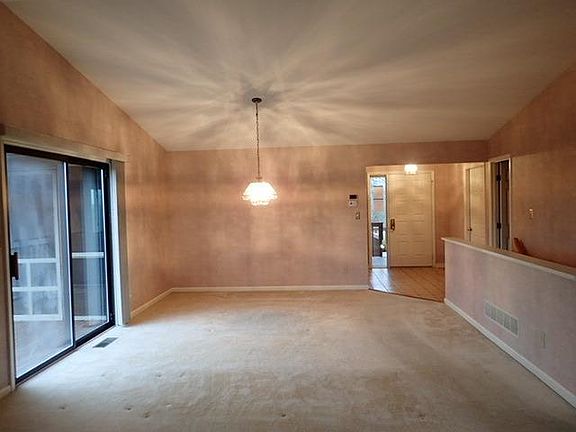 4th image of 20 Miami Woods Dr