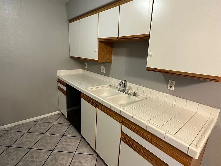 1600 N Torrey Pines Dr #102 — Photo 8