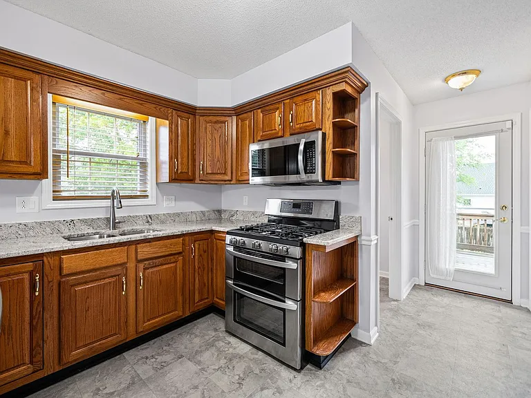1115 Thornberry Dr — Photo 11