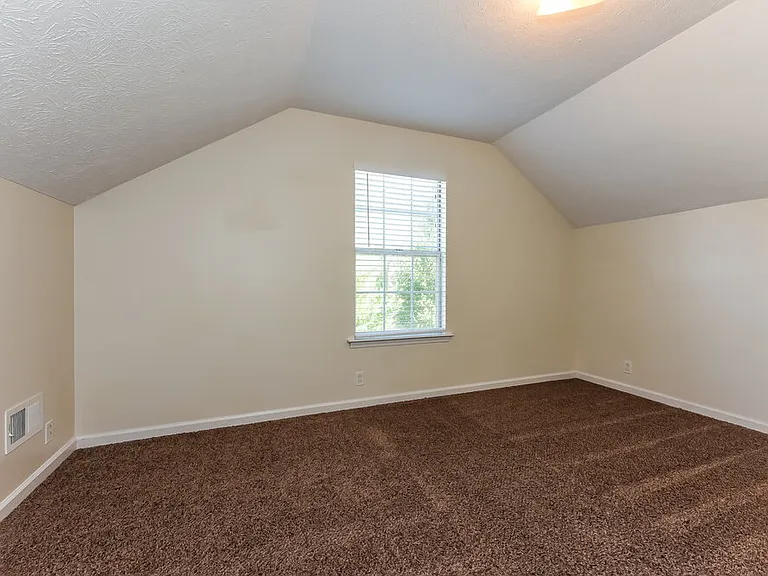104 Carolina Ct — Photo 13