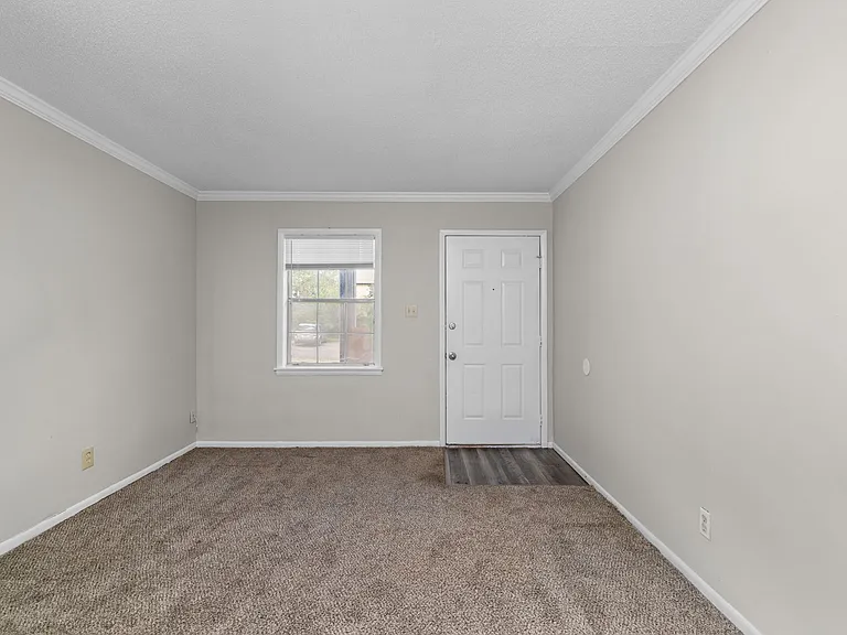 432 N Chestnut St #7 — Photo 3