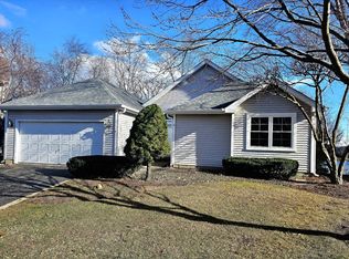 186 N Crooked Lake Ln, Lindenhurst, IL 60046