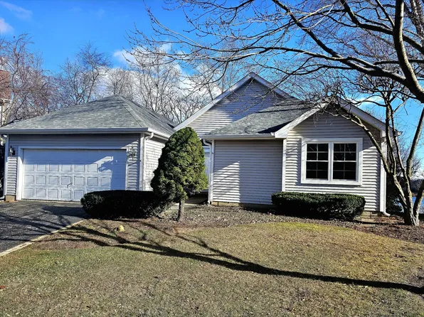 186 N Crooked Lake Ln, Lindenhurst, IL 60046