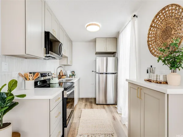 906 Lehua Ave #C301, Pearl City, HI 96782