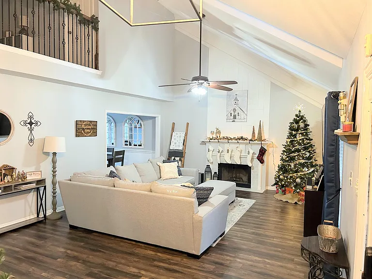 512 Arbor Oak Dr — Photo 2