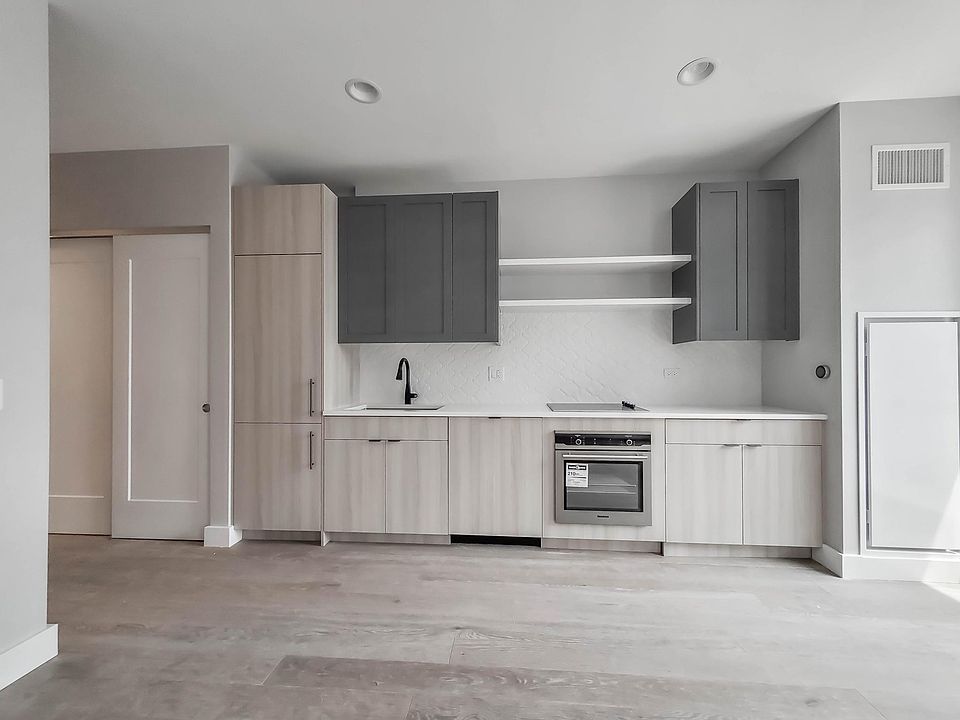 1st image of 1024 N Clark St #702