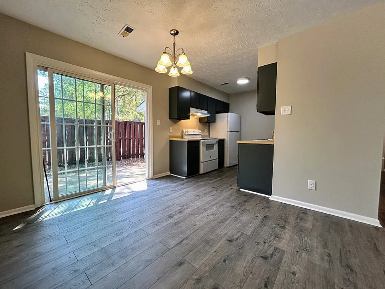633 Mosswood Ln — Photo 4