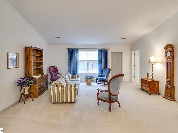 3rd image of 104 Willow Bend Dr