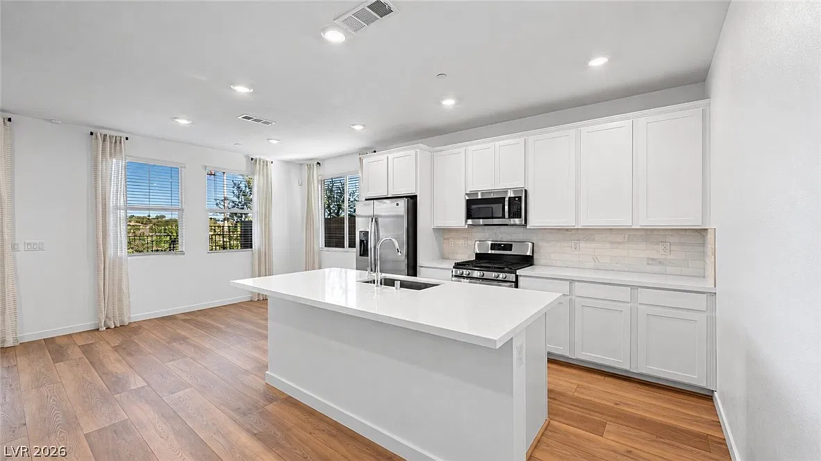 4 bed, 3.0 bath, 2257 sqft, $3,000 — Photo 2