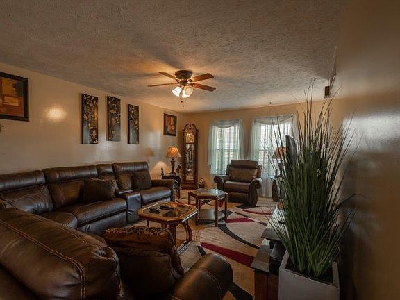3rd image of 15 Richwood Trl E