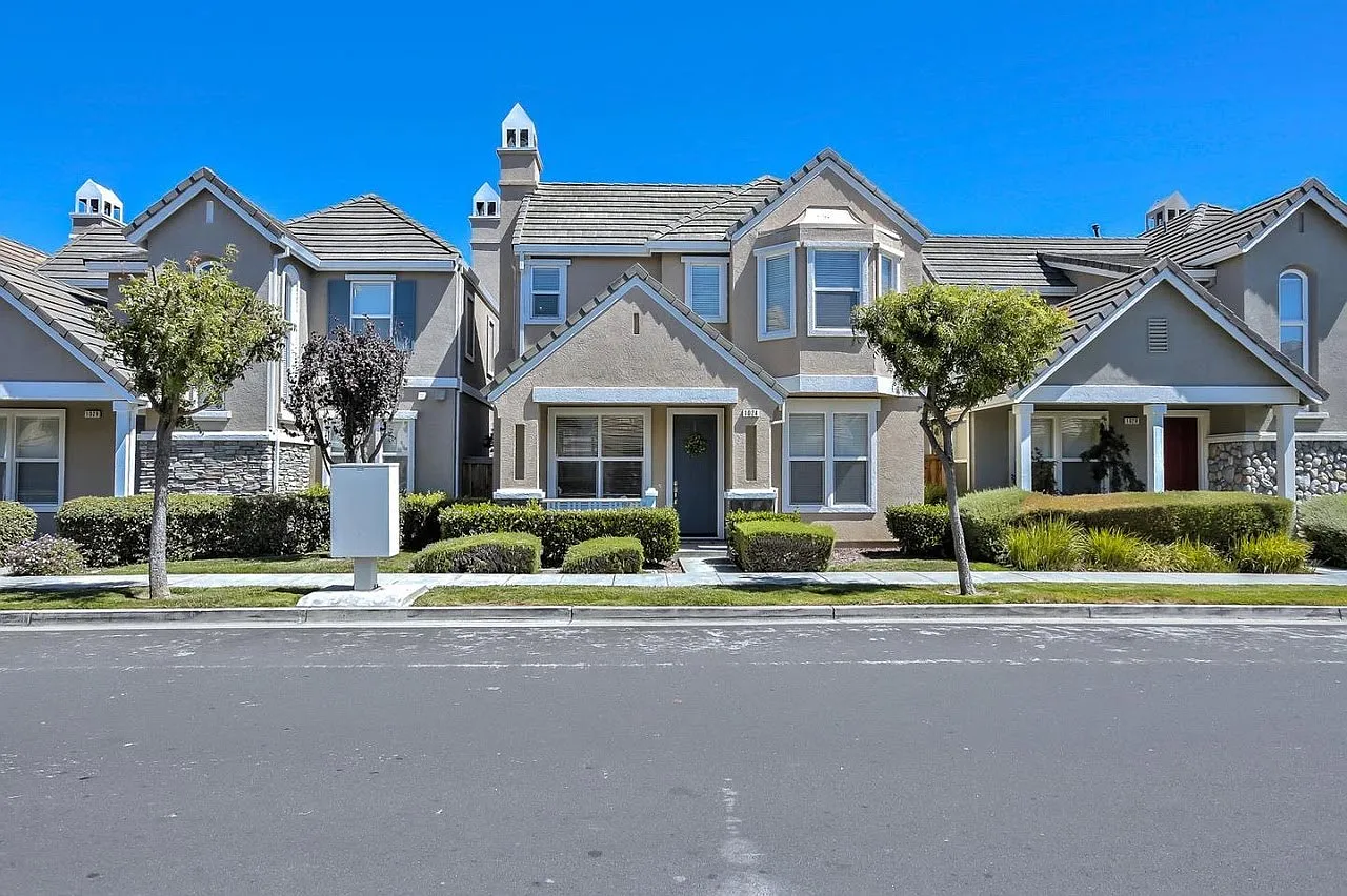 4 bed, 2.5 bath, 1690 sqft, $7,900 — Photo 1
