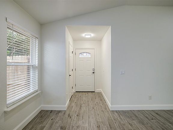 5th image of 2812 Edgemere Dr