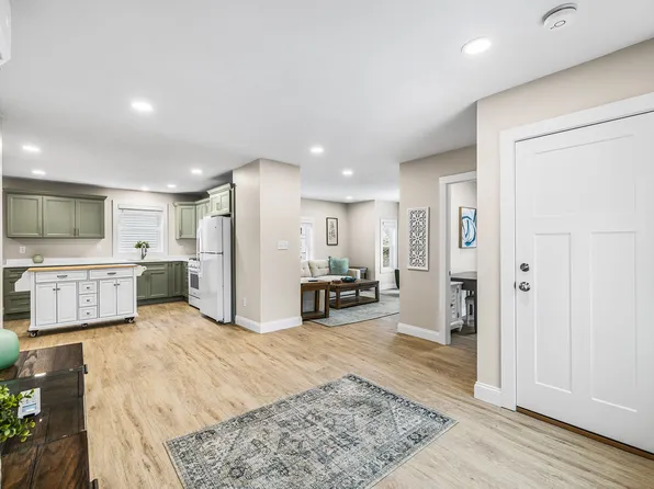 7 Maple Ave APT 2, Kingston, MA 02364