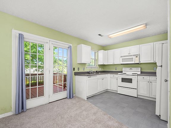 3rd image of 920 Sky Valley Trl