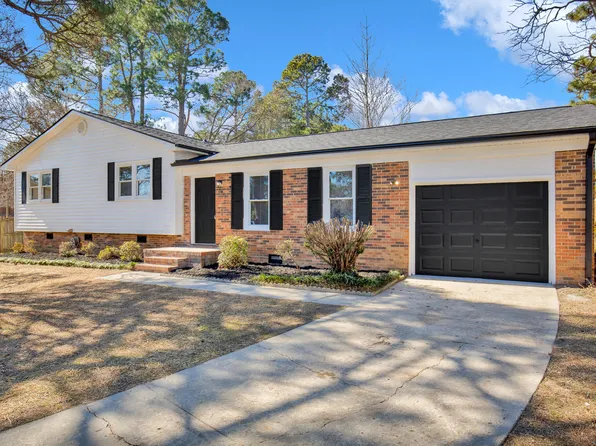 6613 Wesleyan Ct, Fayetteville, NC 28311