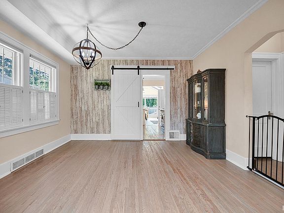 5th image of 133 Crescent St
