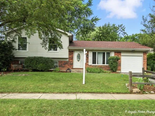 1066 Partridge Ln, Lake Zurich, IL 60047