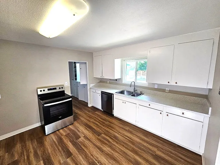 2600 W Jefferson St — Photo 6