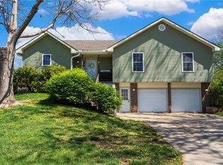 14305 S Cottonwood Dr, Olathe, KS 66062
