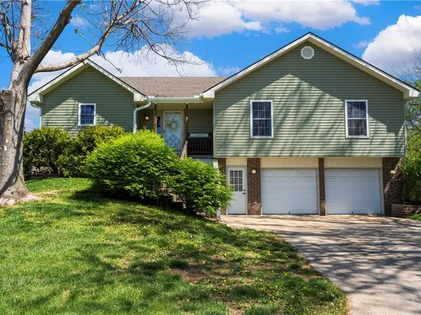 14305 S Cottonwood Dr, Olathe, KS 66062