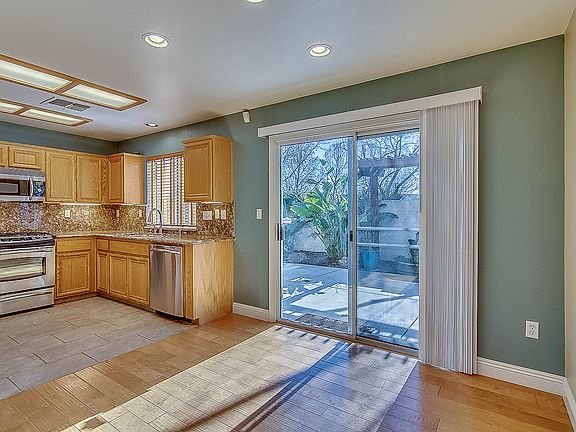 Eat-in Kitchen