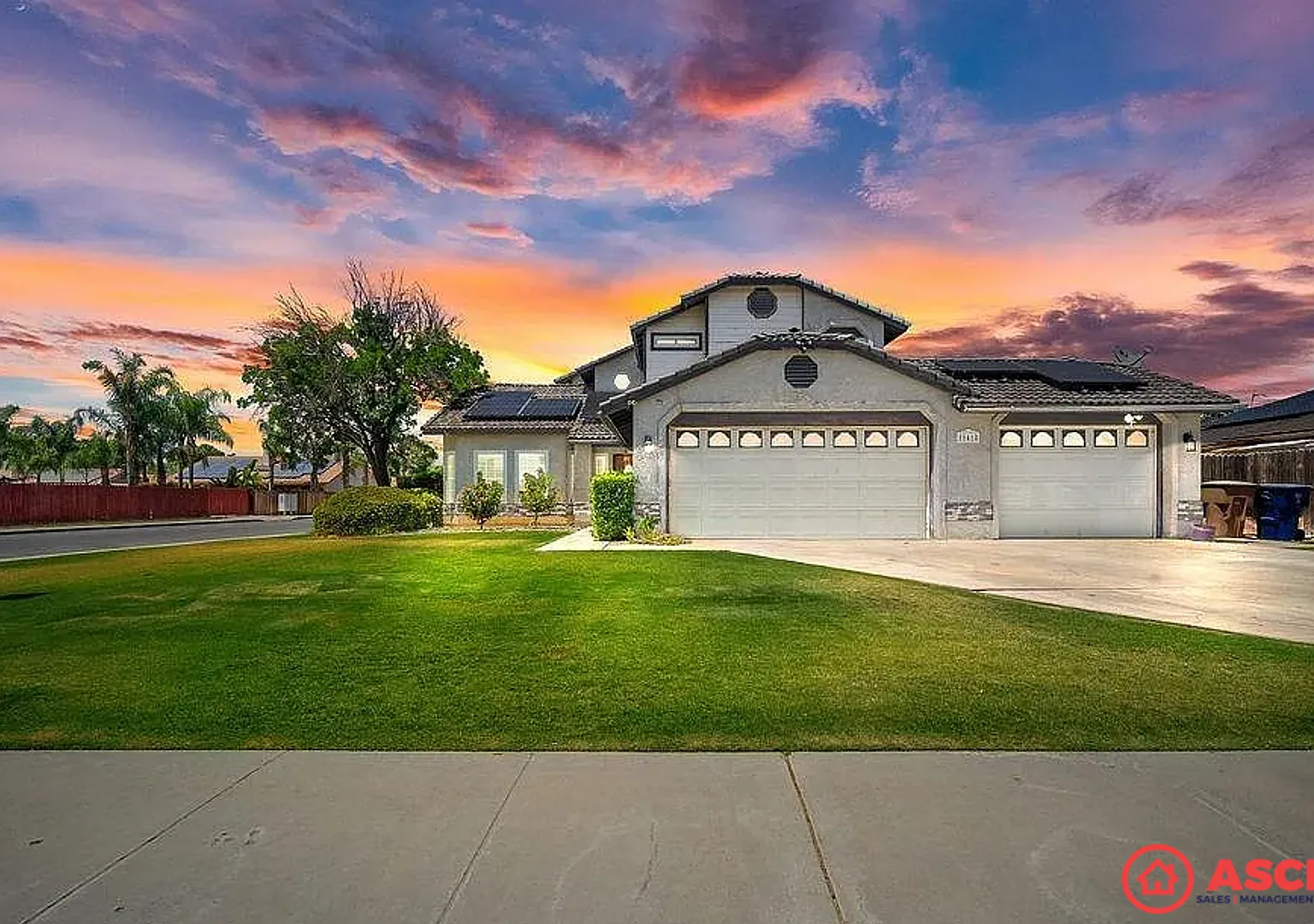 Luxury 4 Bed, 3 Bath Home in 93312 Fully Equipped with Pool — Photo 1
