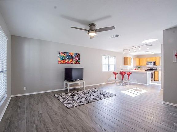 4th image of 125 Blue Flax Ln