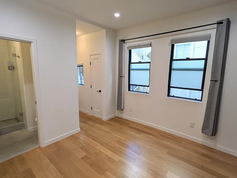 51 Moss St — Photo 6