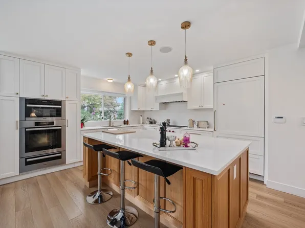 1390 Lawson Ave, West Vancouver, BC V7T 2E7