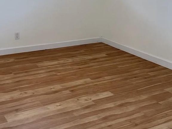 5th image of 725 SE 23rd St APT 9