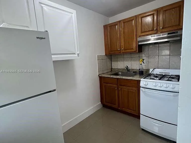 1281 NW 60th St #5 — Photo 8