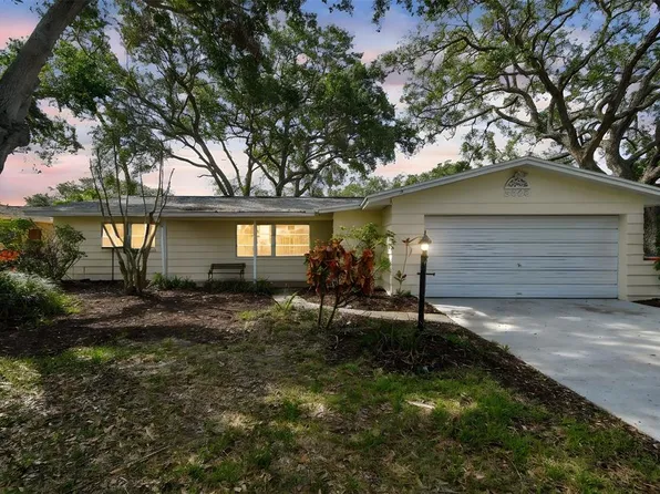 5825 Oakhurst Dr, Seminole, FL 33772