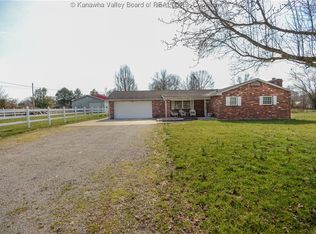 1422 Count Ln, Saint Albans, WV 25177