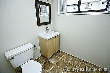 3rd image of 1920 N Woodley St