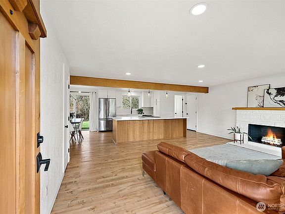 5th image of 8814 33rd Avenue Ct E