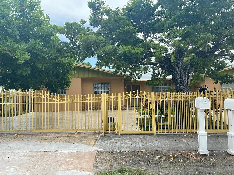 1050 NW 100th St — Photo 1