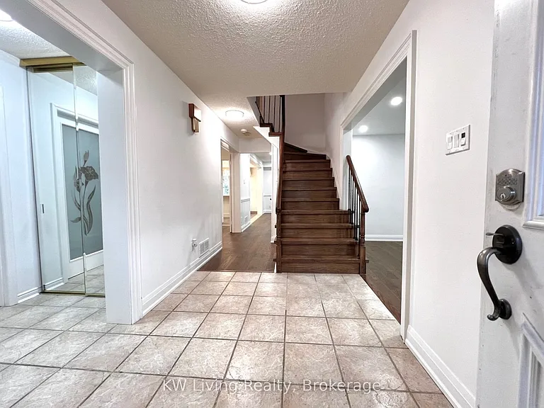 92 Breckonwood Cres — Photo 4