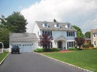 7 Abbey Creek Ct, East Islip, NY 11730