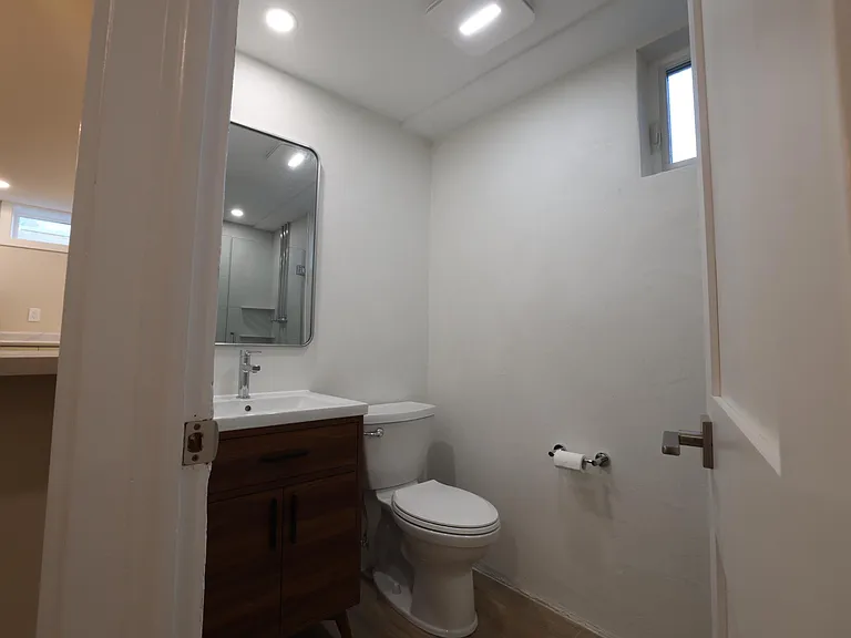 1534 N Woodburn Ave #B — Photo 14