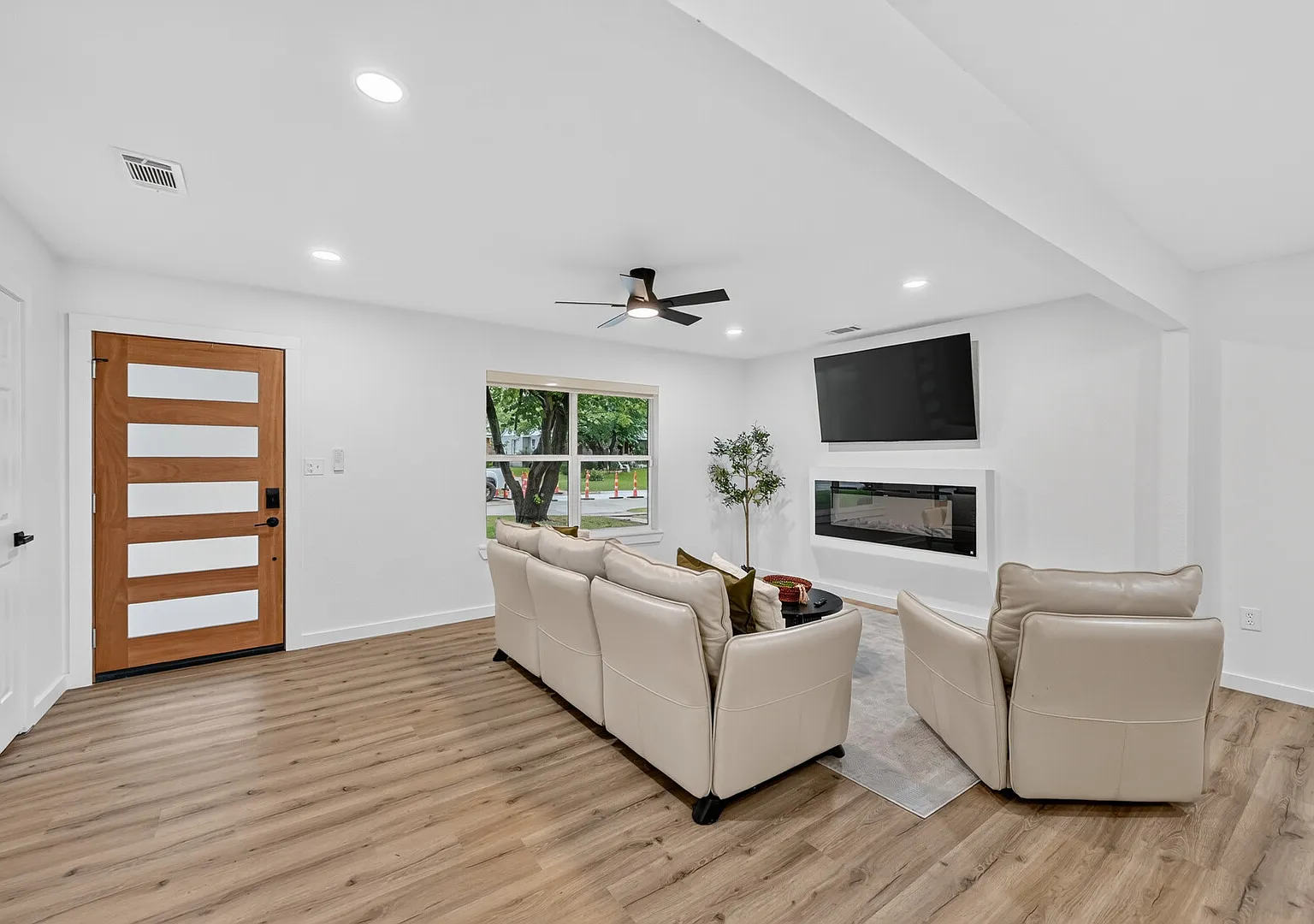 Upscale 3BR Executive Retreat | Historic Mansfield — Photo 3