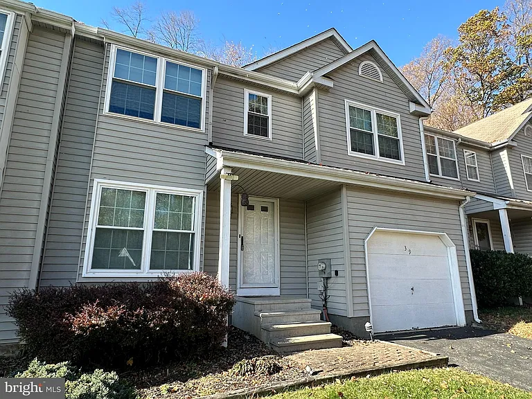 39 Innisbrook Ln — Photo 1