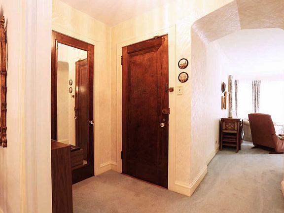 3rd image of 5910 N Artesian Ave
