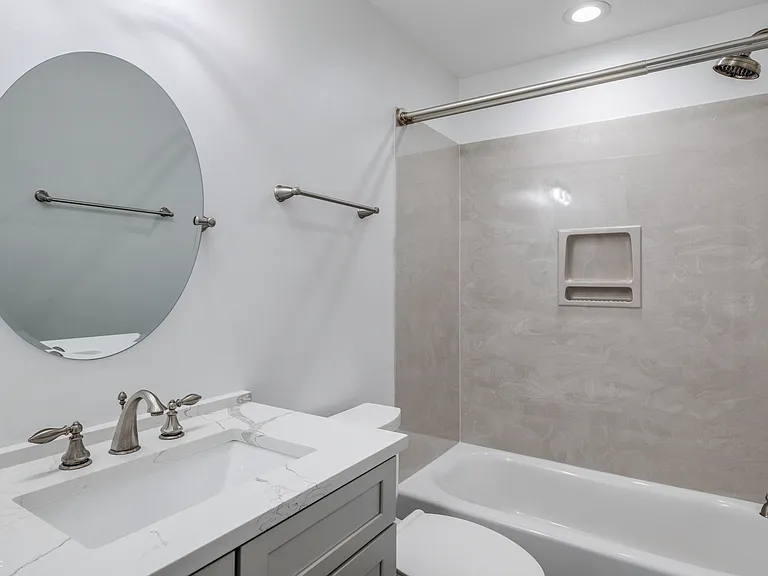 2068 Broughton St — Photo 43