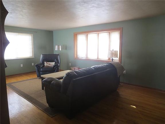 3rd image of 13 Stoden Dr