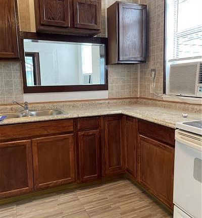 3rd image of 835 Newton St