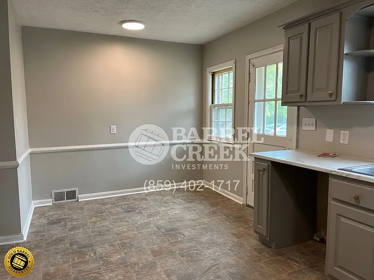 402 Logan Ave — Photo 5