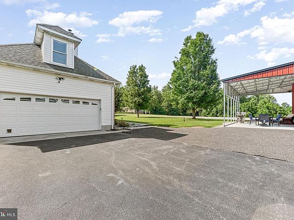5th image of 1601 Meadow Oaks Ln