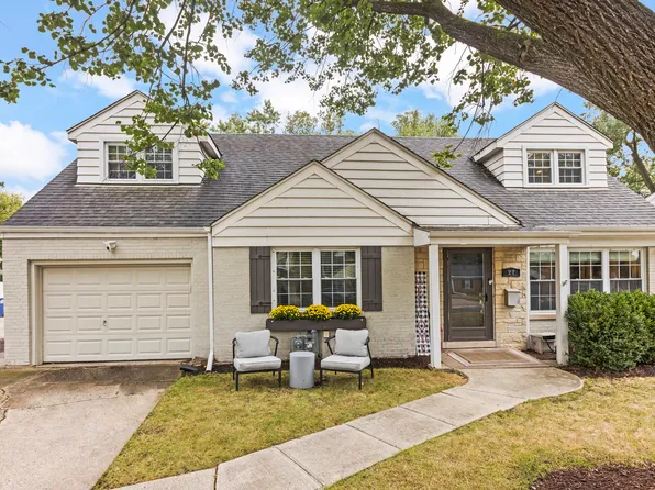 27 Indian Dr, Clarendon Hills, IL 60514