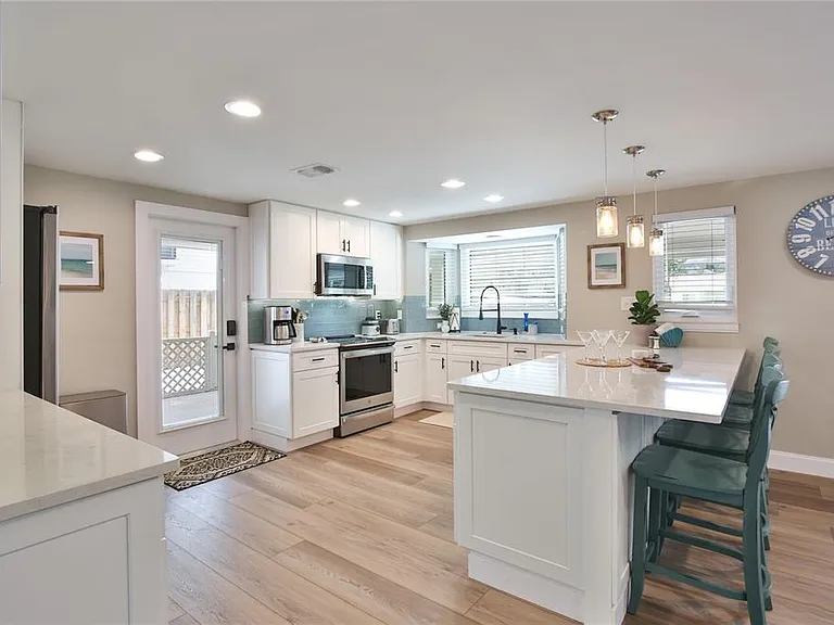 211 Island Cir — Photo 10